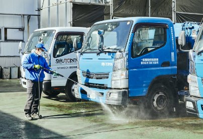 洗車場で毎日の洗浄